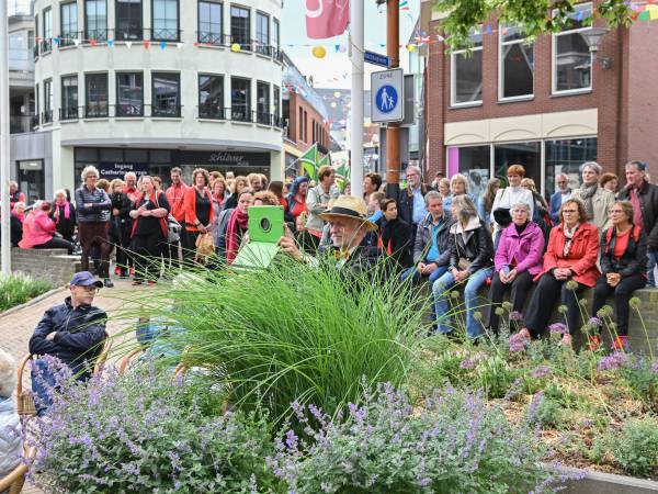 Wat een belangstelling voor Popkoor Dazzle uit Aalten