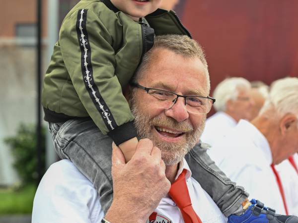 Willem, de hele dag aan het sjouwen, zelfs tijdens optreden.