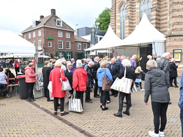 Koorleden met de shoppers van sponsor Landal/Palestra Stroombroek