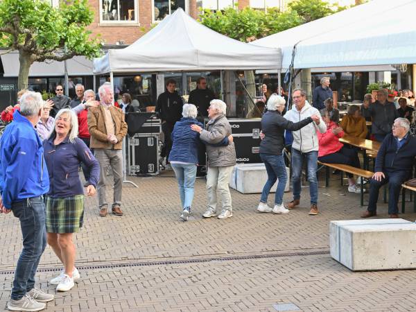 Wordt al wat drukker op de dansvloer. En wie zien we daar?